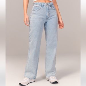 NEW ❗️ Abercrombie & Fitch 90’s relaxed jeans. Size 25 short.